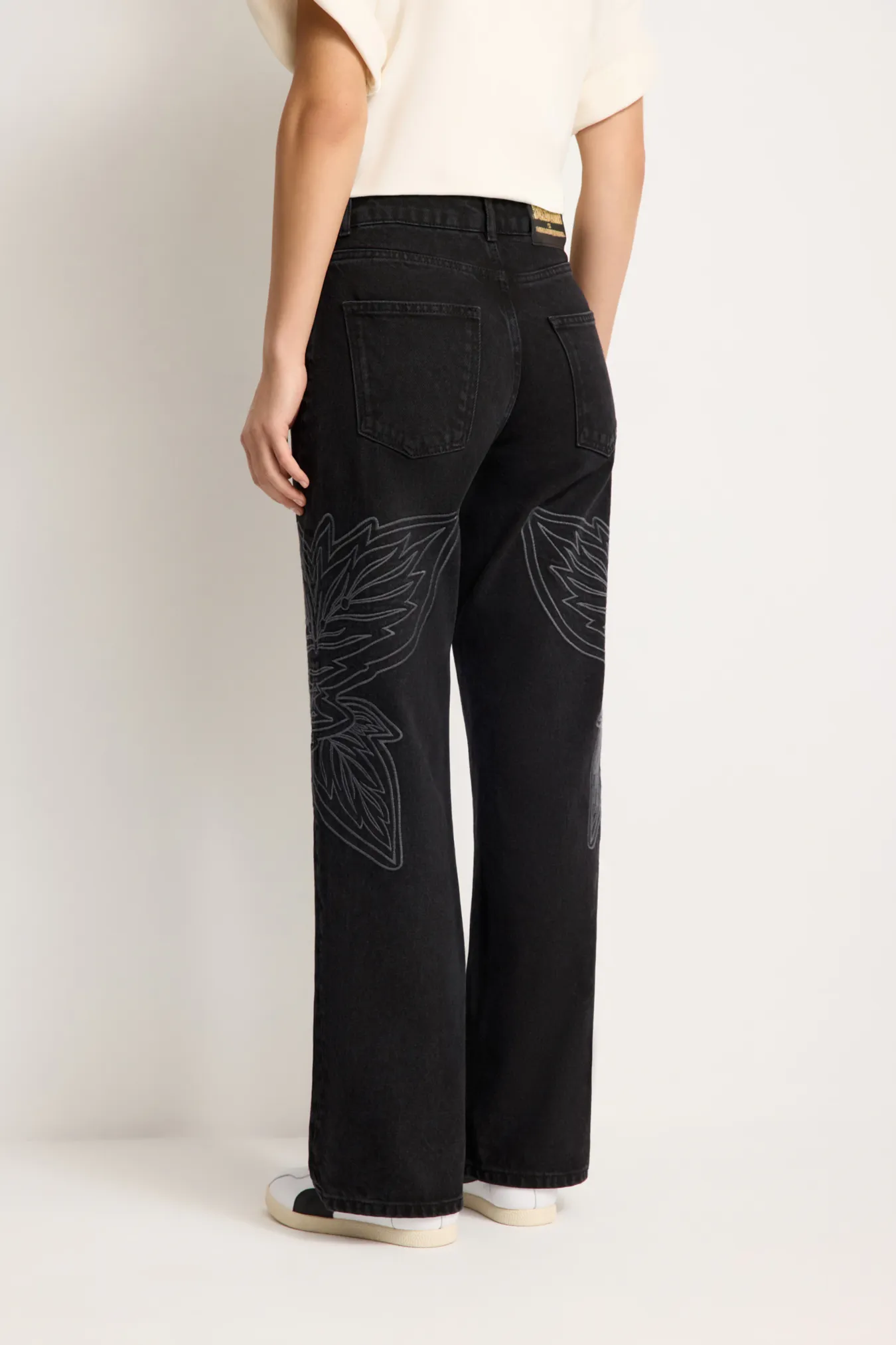 Джинсы с орнаментальным паттерном