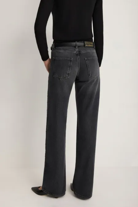 Джинсы с вышивкой