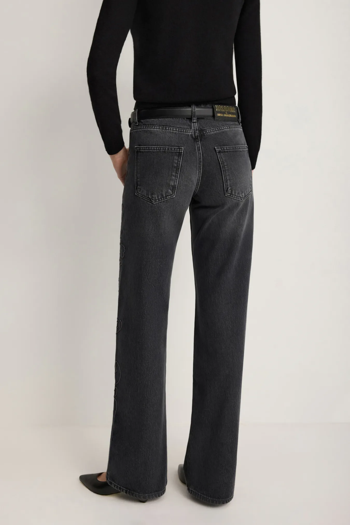 Джинсы с вышивкой