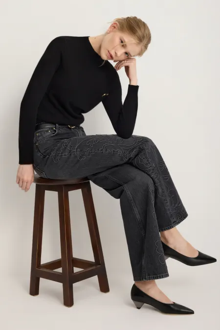 Джинсы с вышивкой