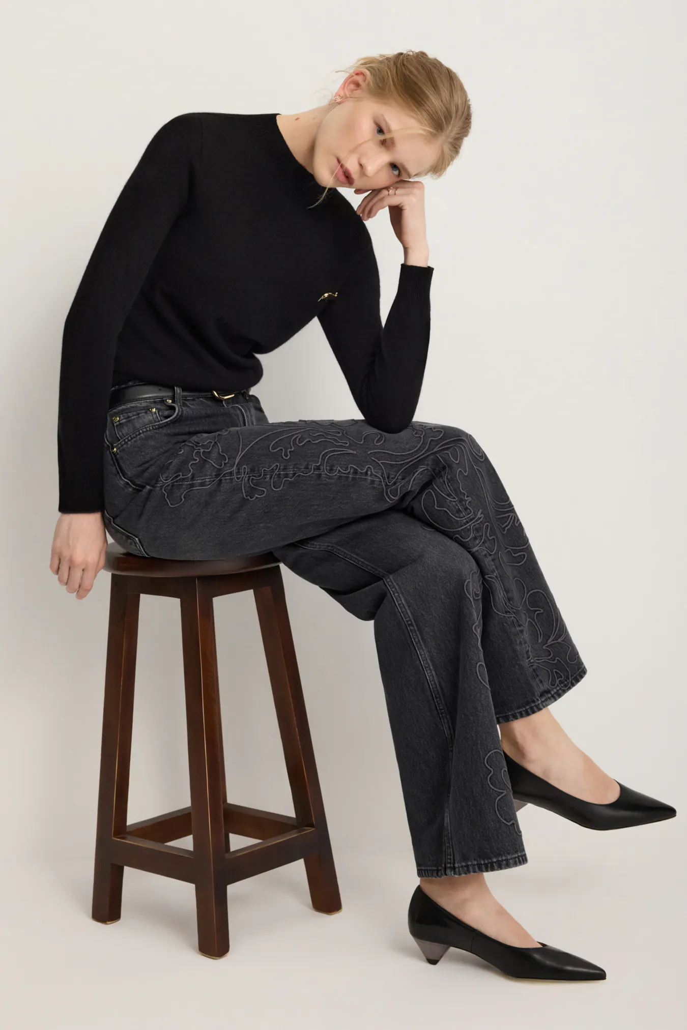 Джинсы с вышивкой