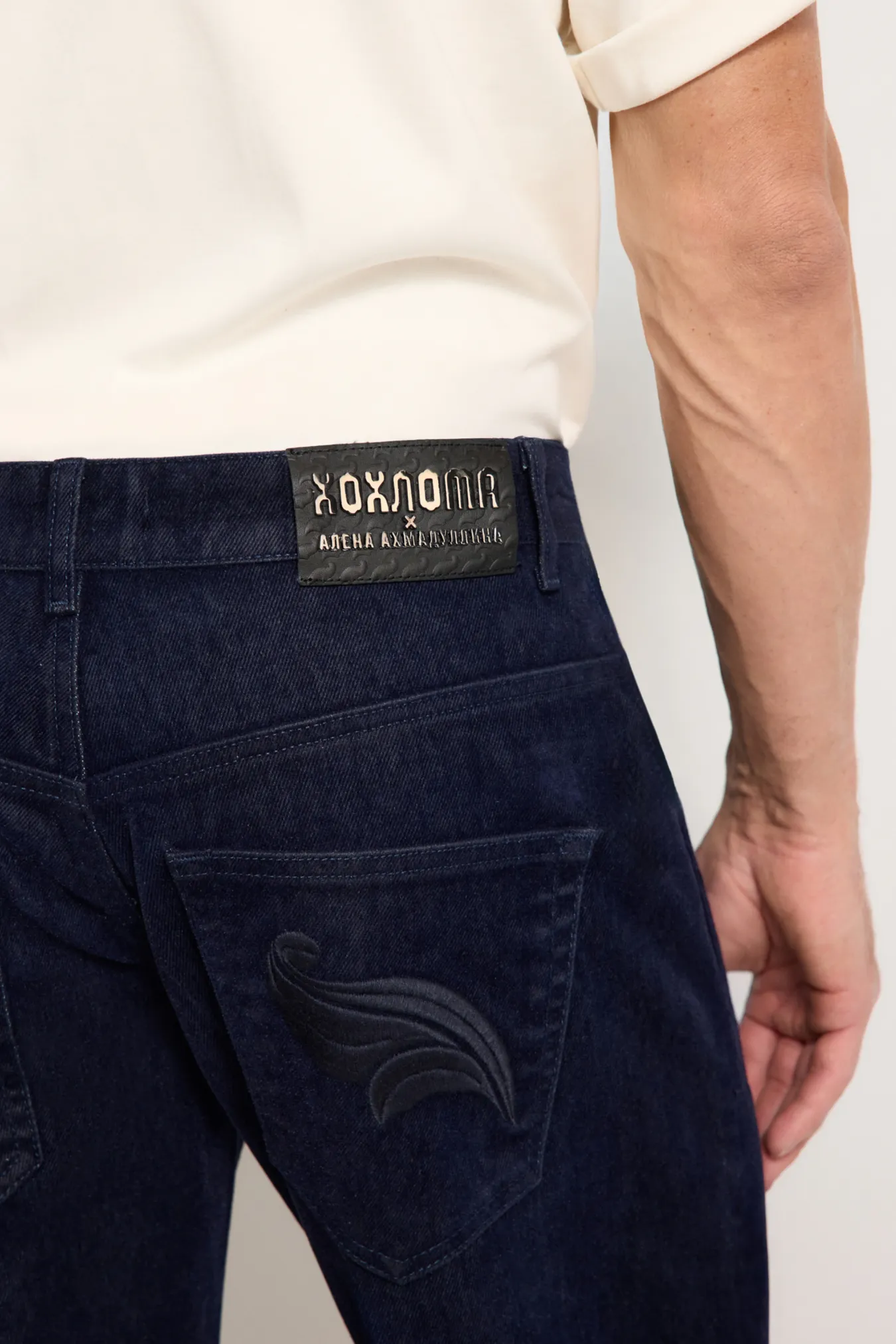 Джинсы с вышивкой