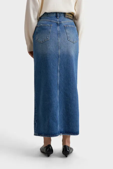 Джинсовая юбка с вышивкой