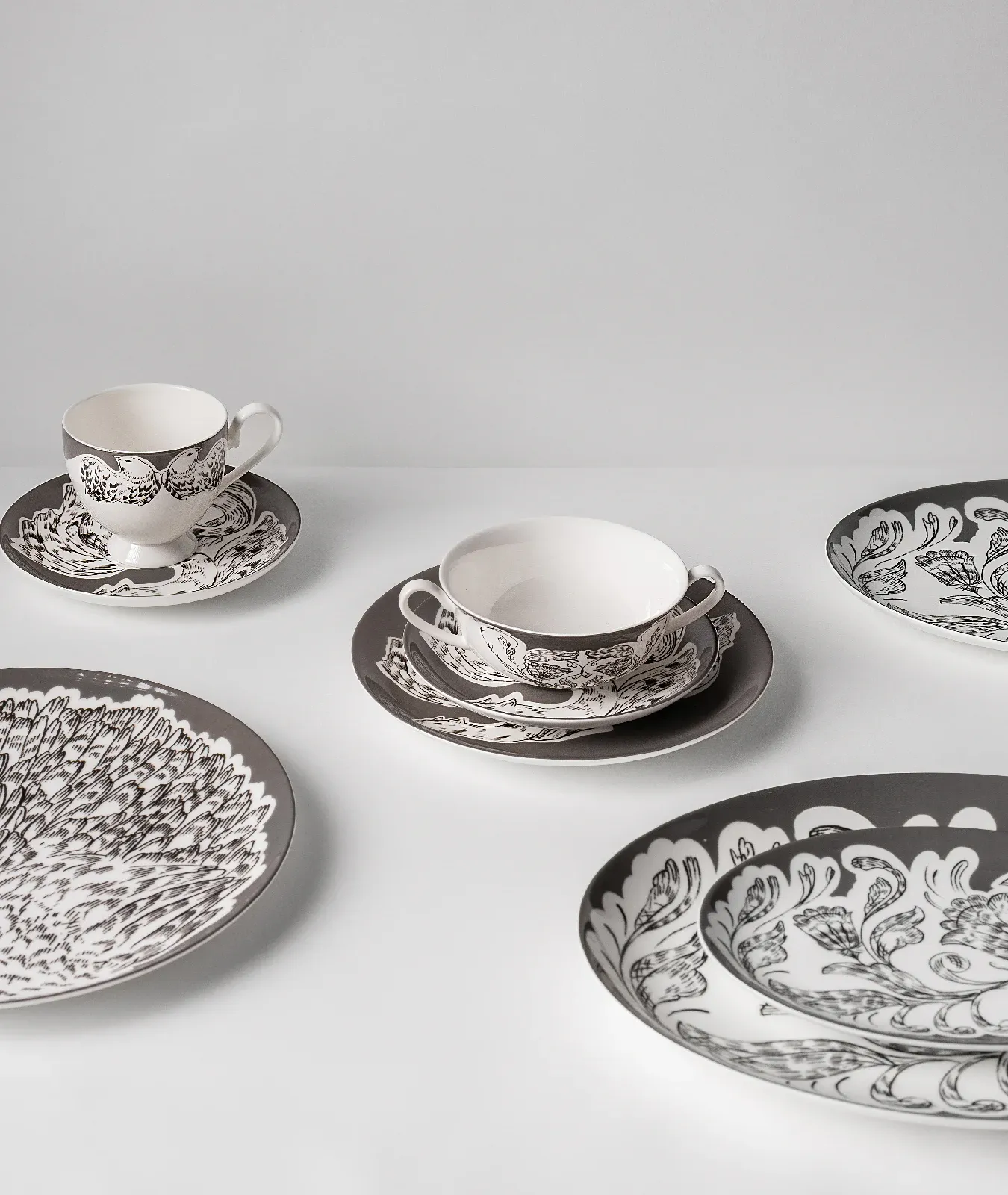 Супница порционная с подстановочным блюдцем, коллекция «Перья на черном»