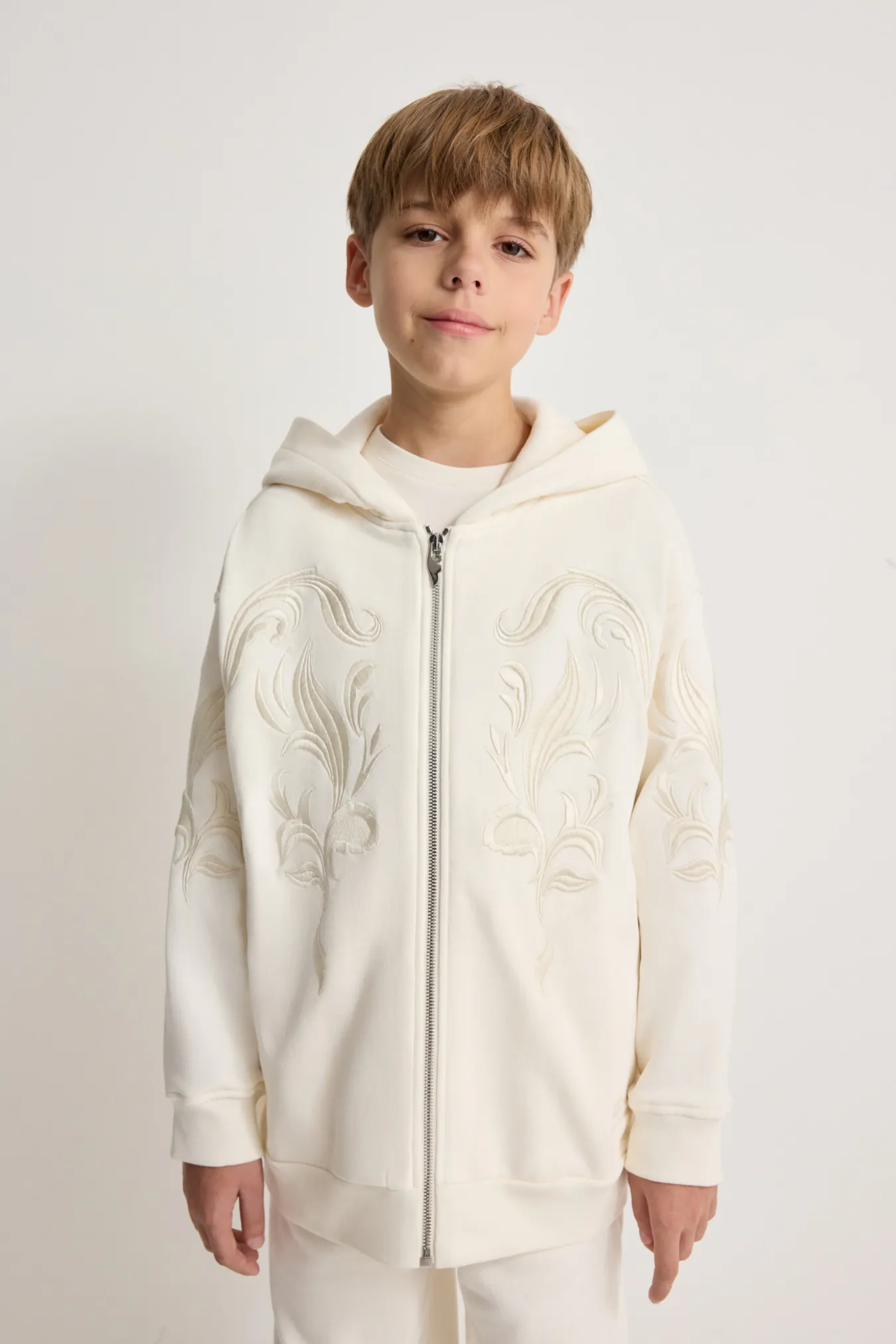 Детское худи на молнии с вышивкой