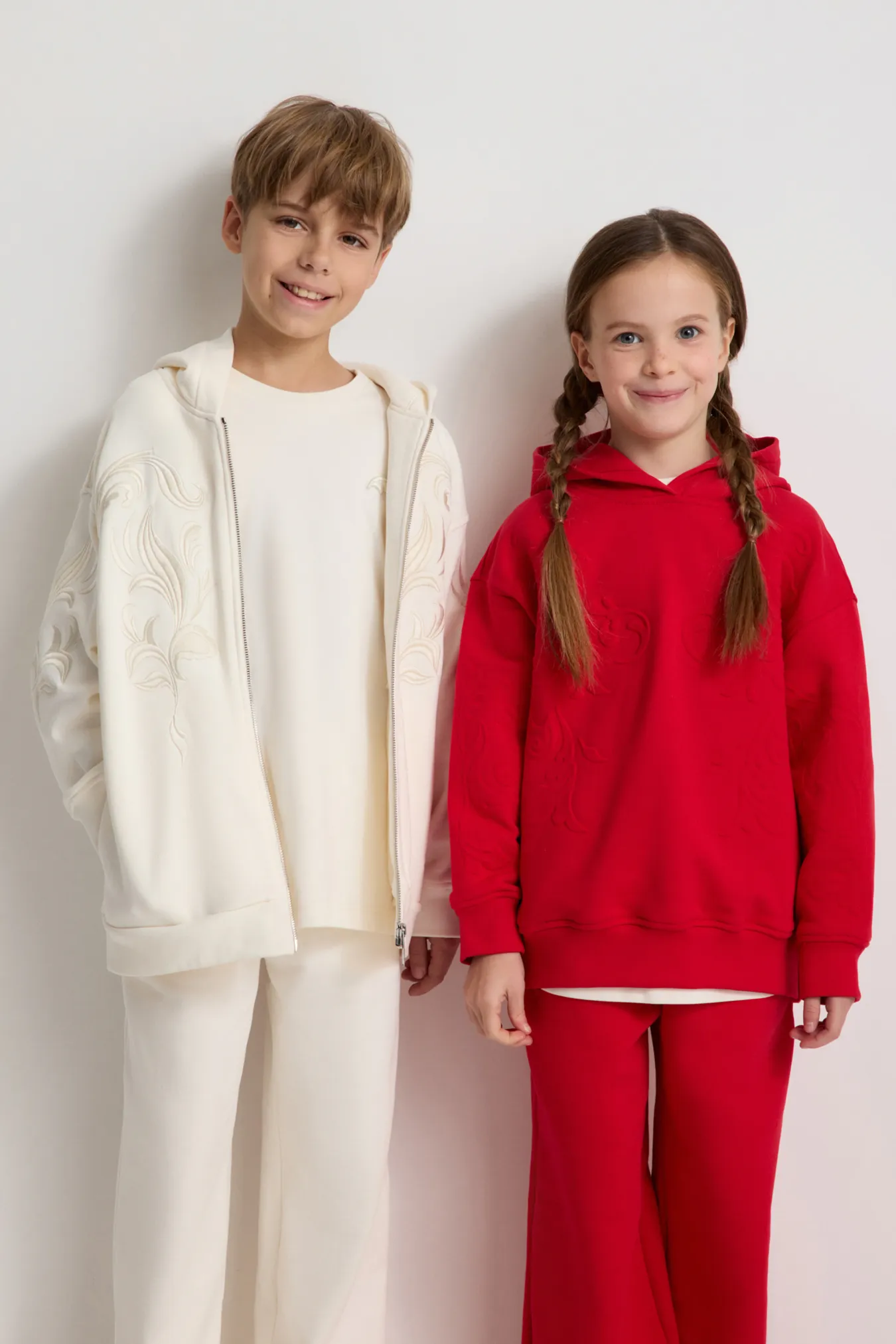 Детское худи на молнии с вышивкой