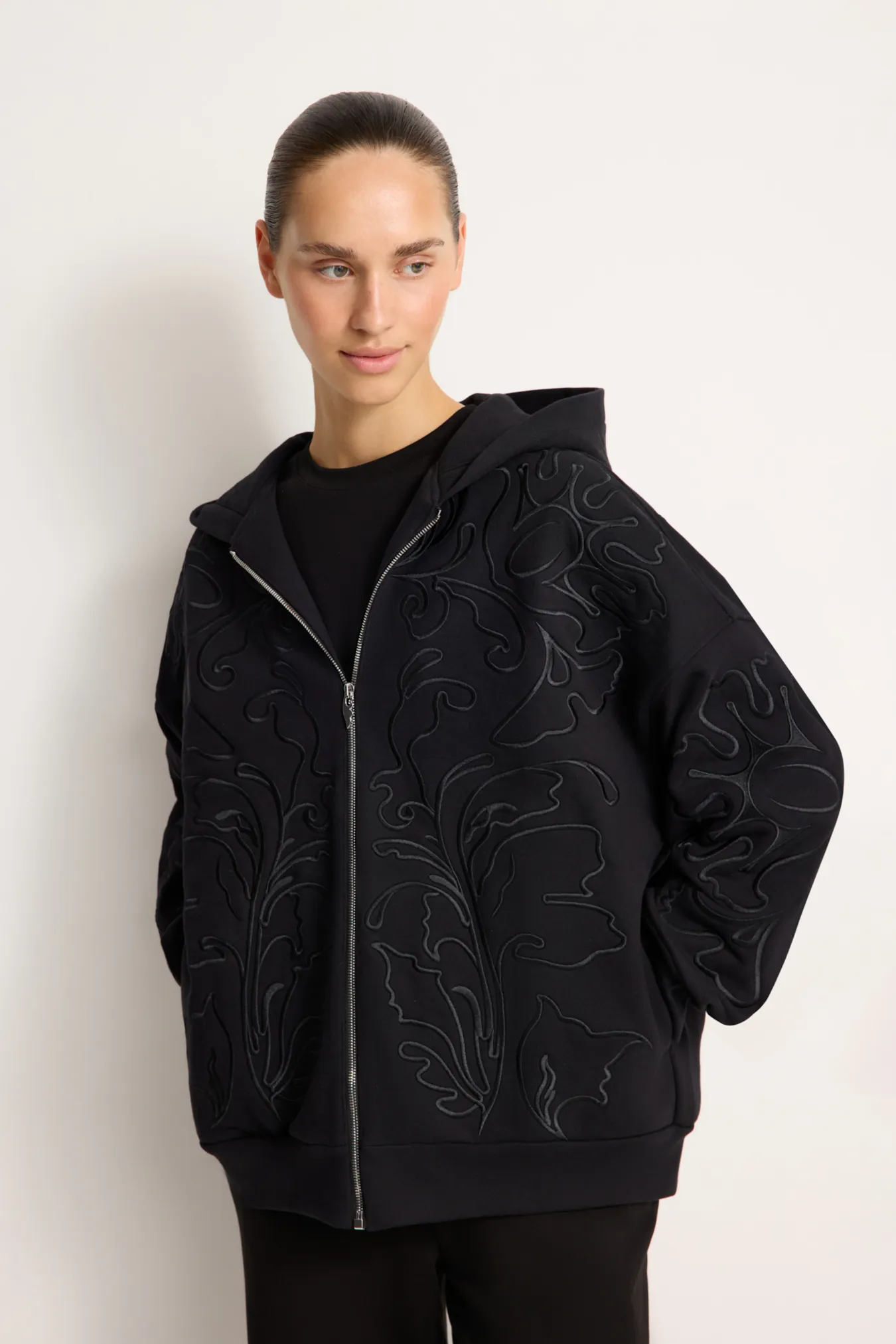 Худи на молнии с вышивкой