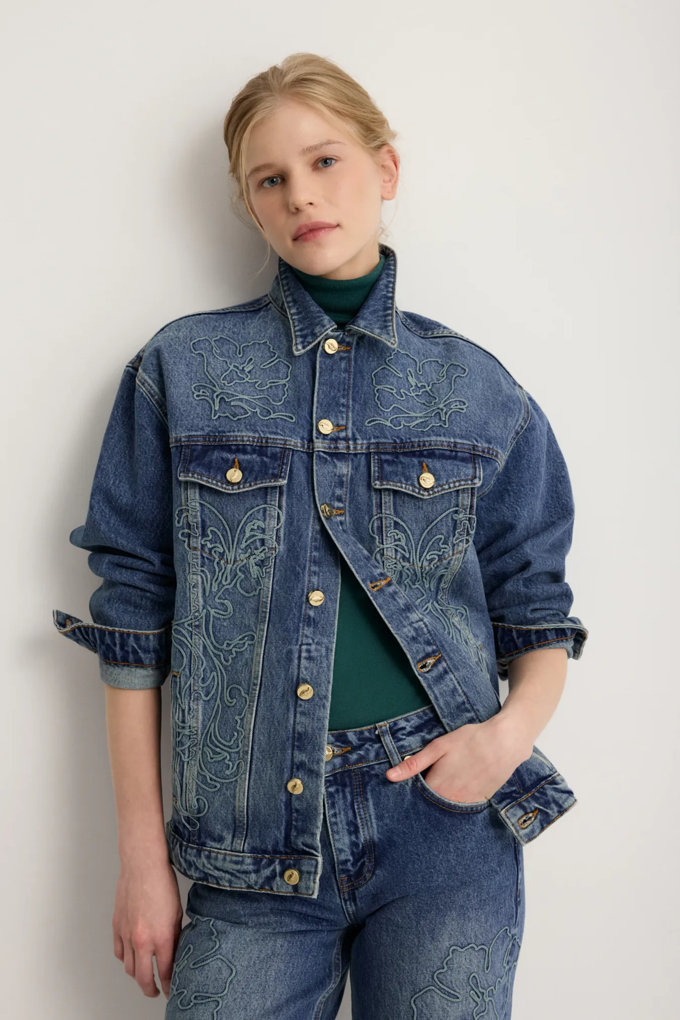 Джинсовая куртка с вышивкой