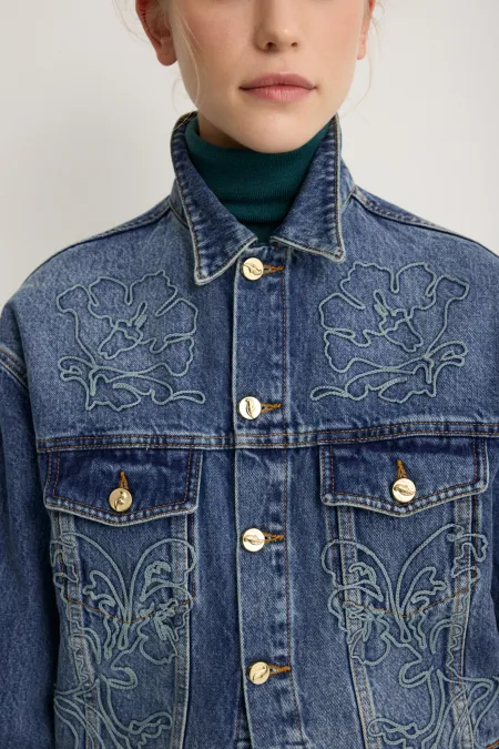 Джинсовая куртка с вышивкой