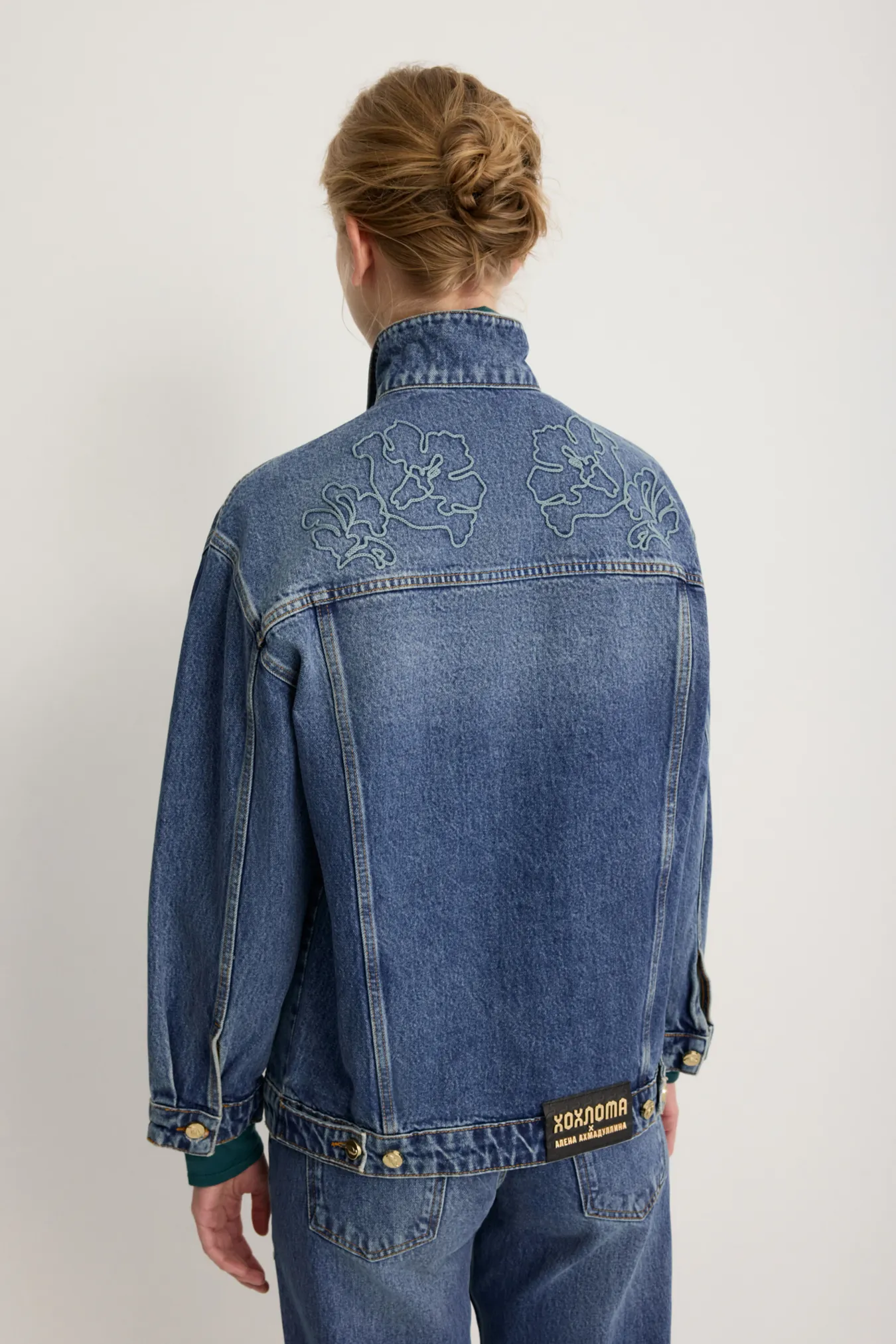 Джинсовая куртка с вышивкой