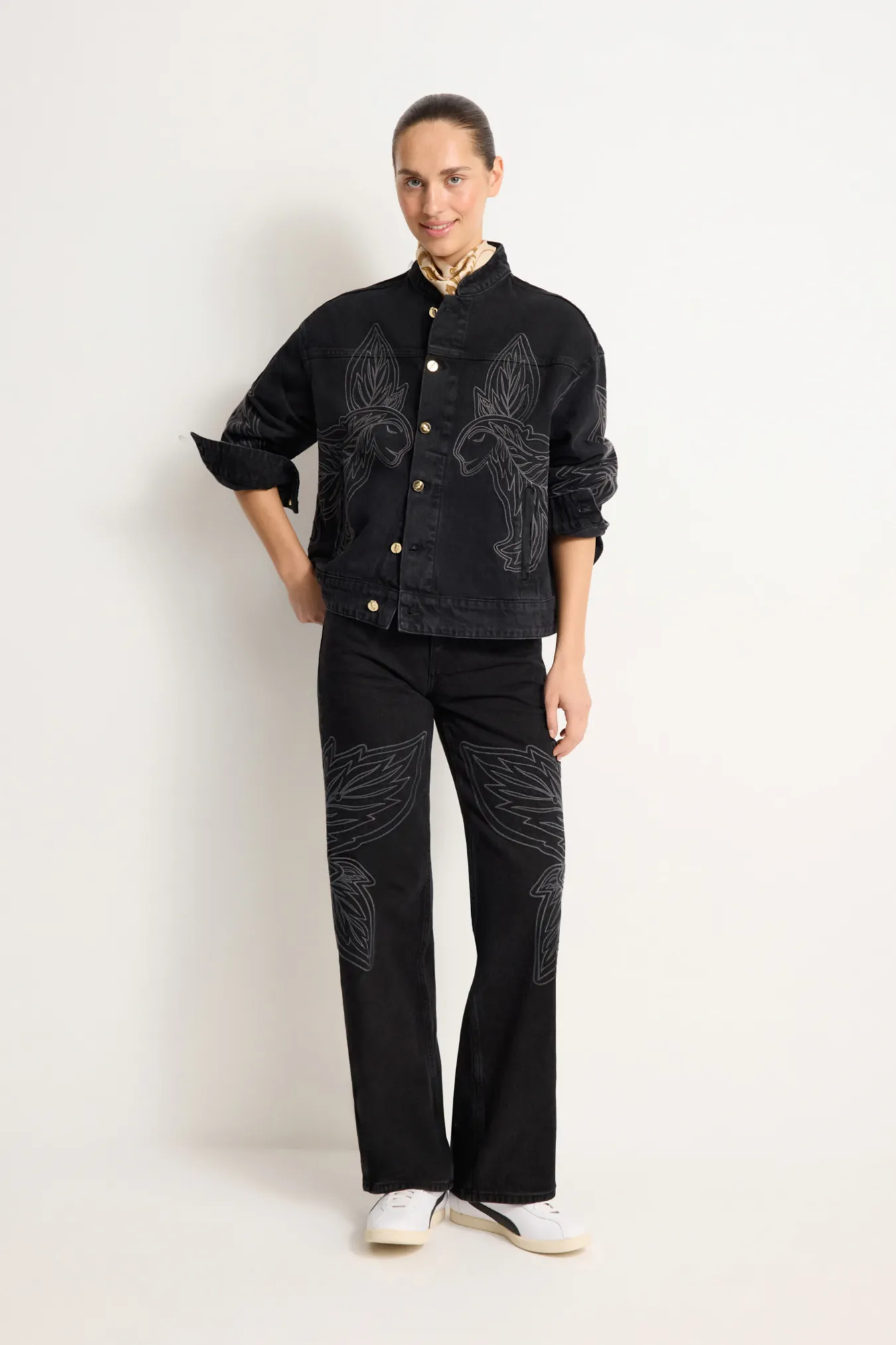 Джинсовая куртка с вышивкой