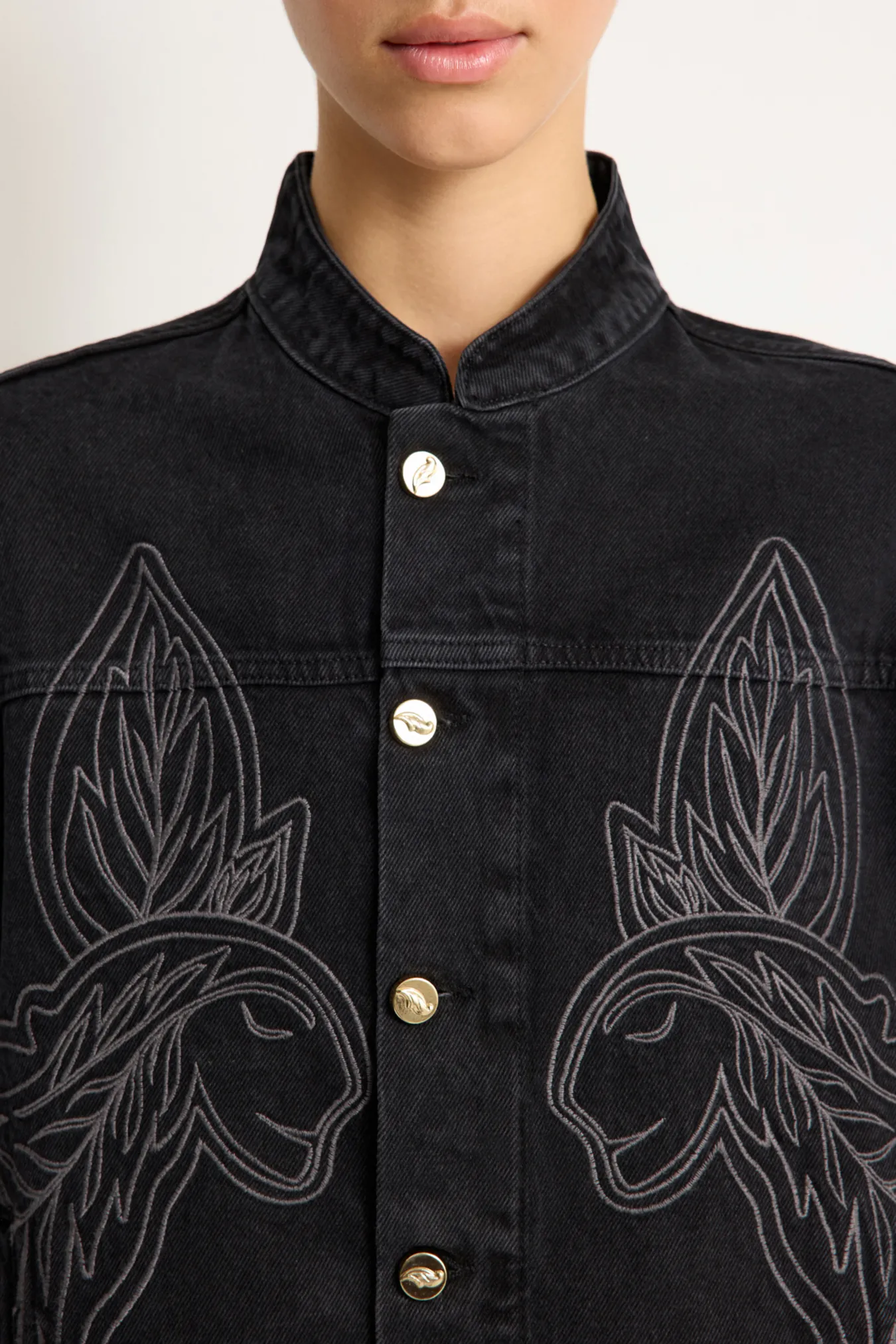 Джинсовая куртка с вышивкой