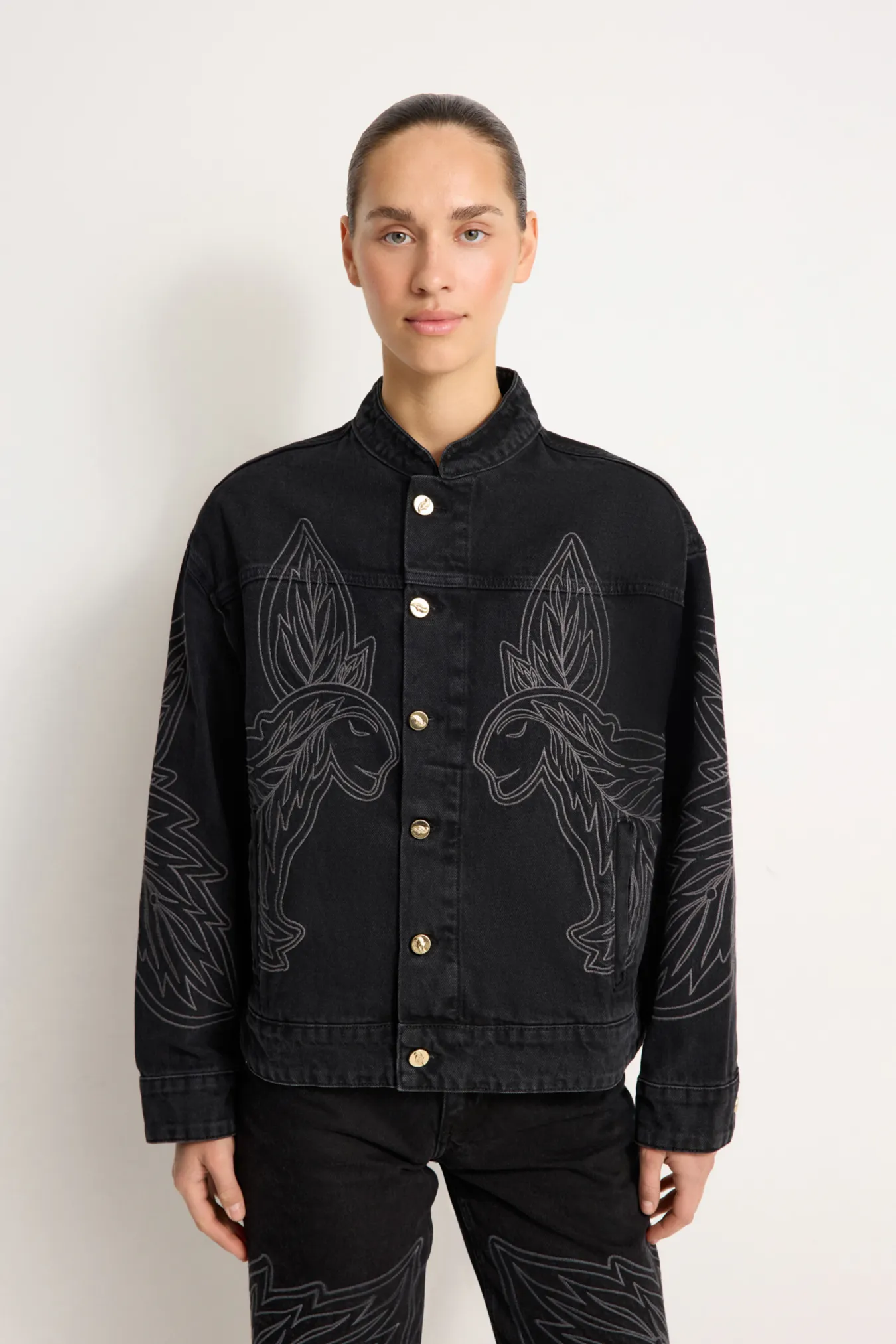 Джинсовая куртка с вышивкой