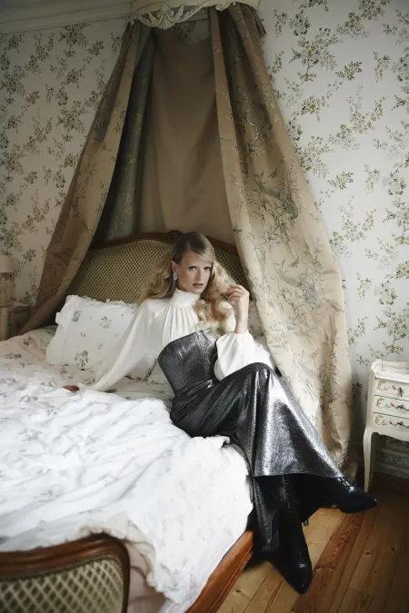 Платье серебристое с открытыми плечами