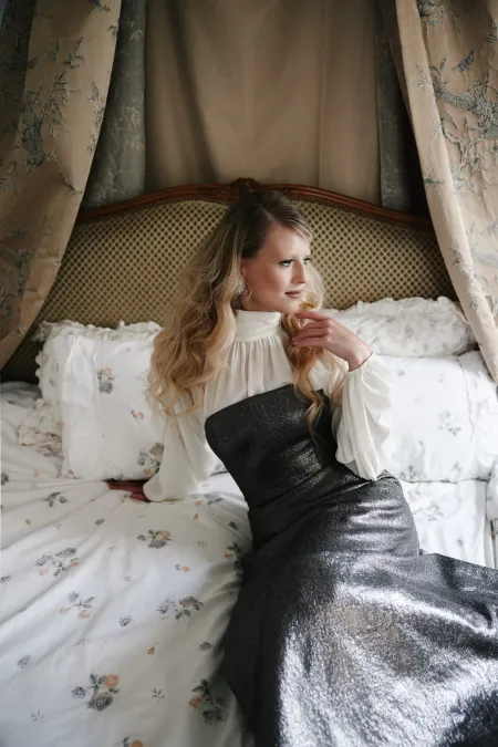 Платье серебристое с открытыми плечами