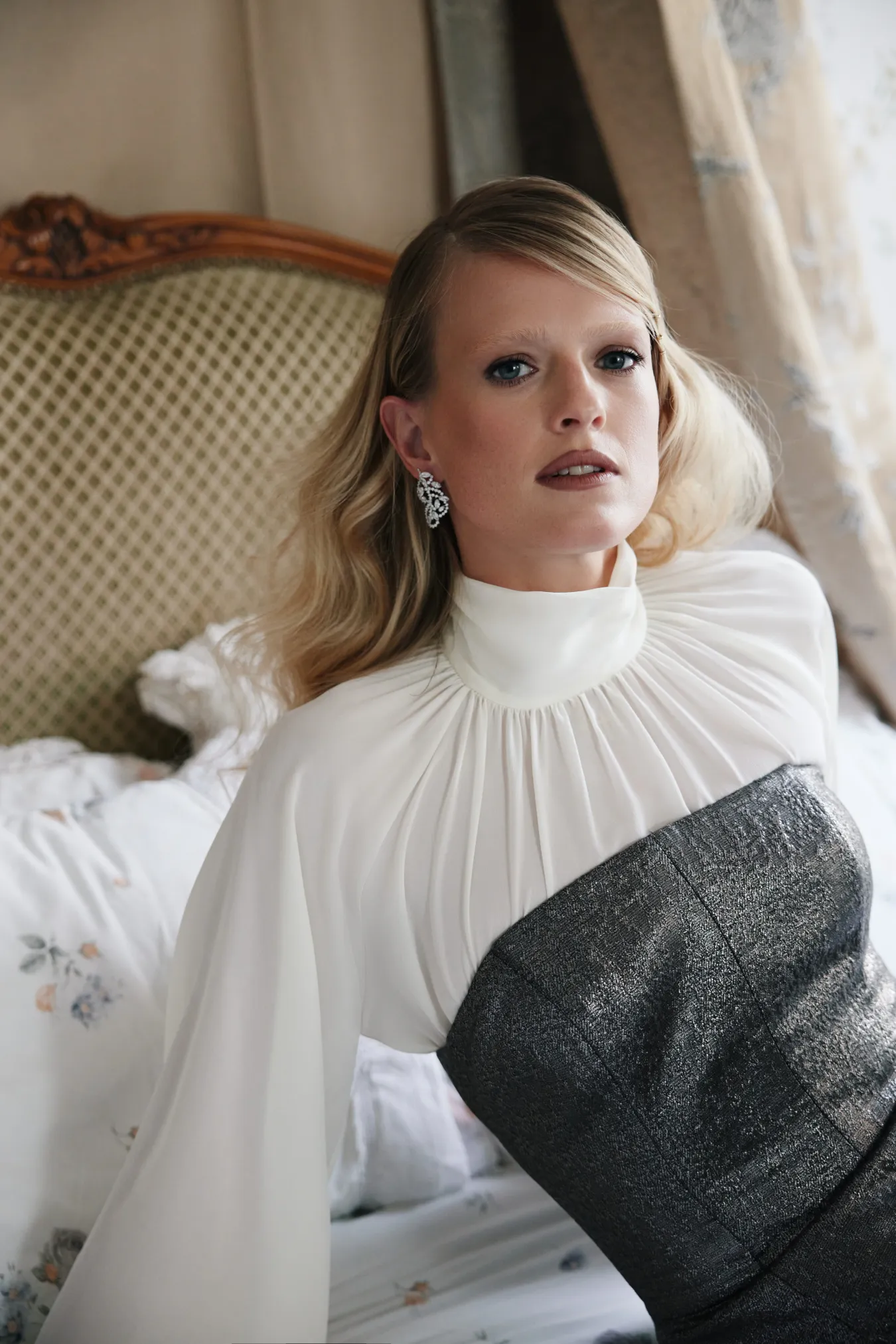 Платье серебристое с открытыми плечами