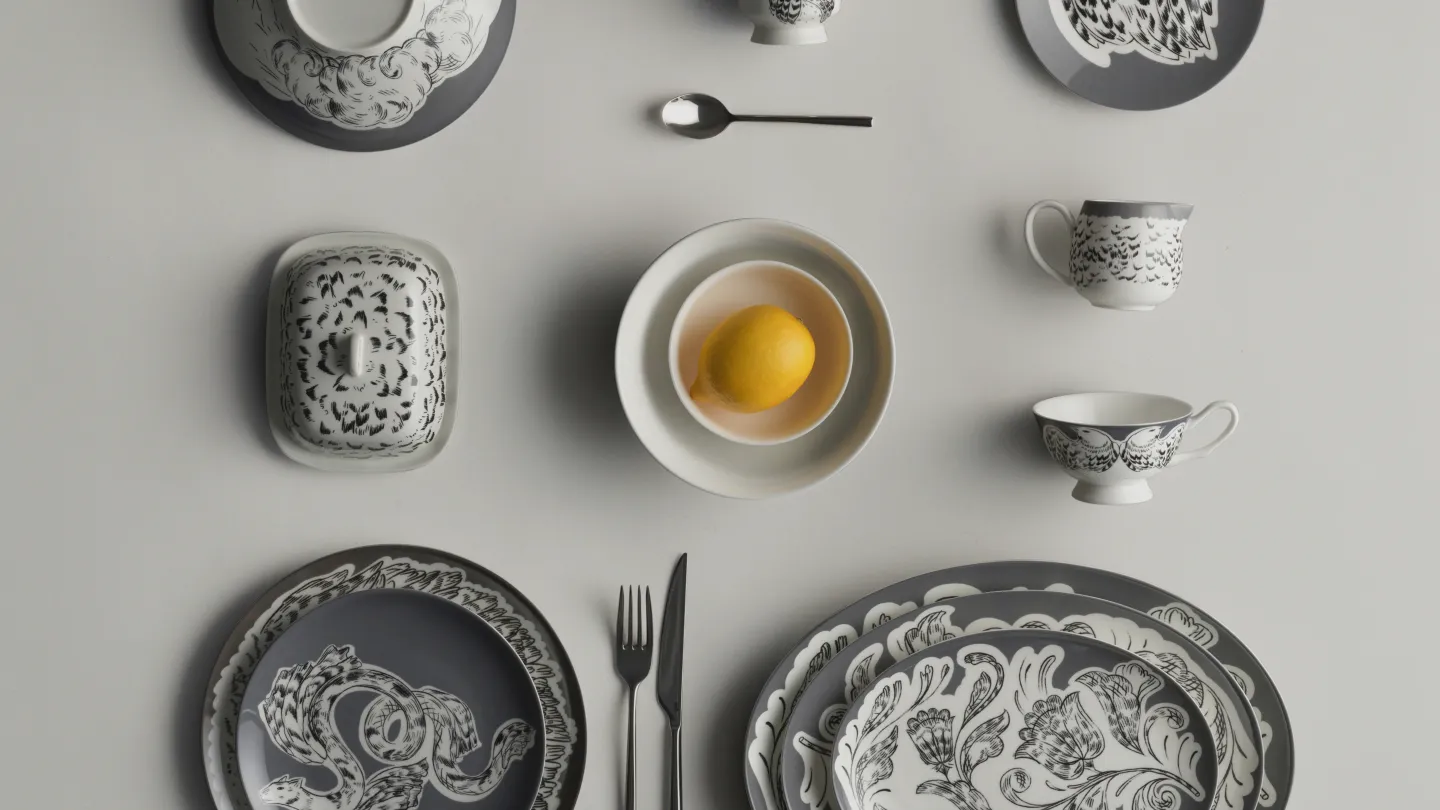 Перья на черном