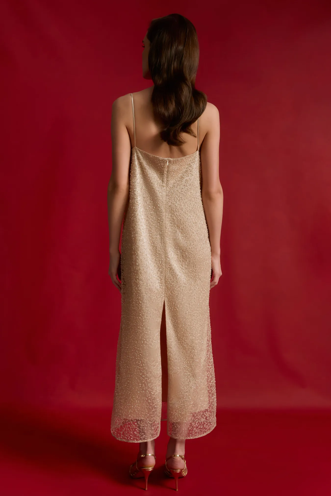 Платье с вышивкой на тонких бретелях