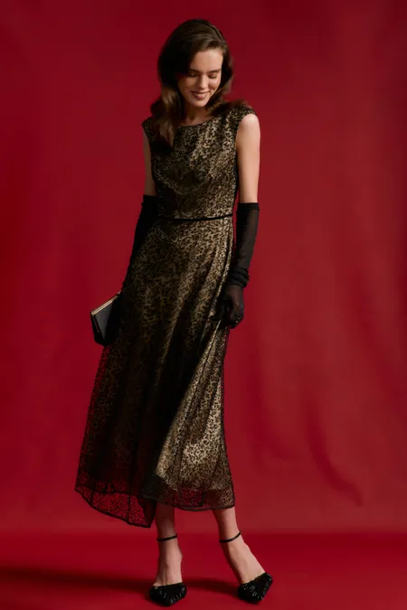 Платье миди с вышивкой