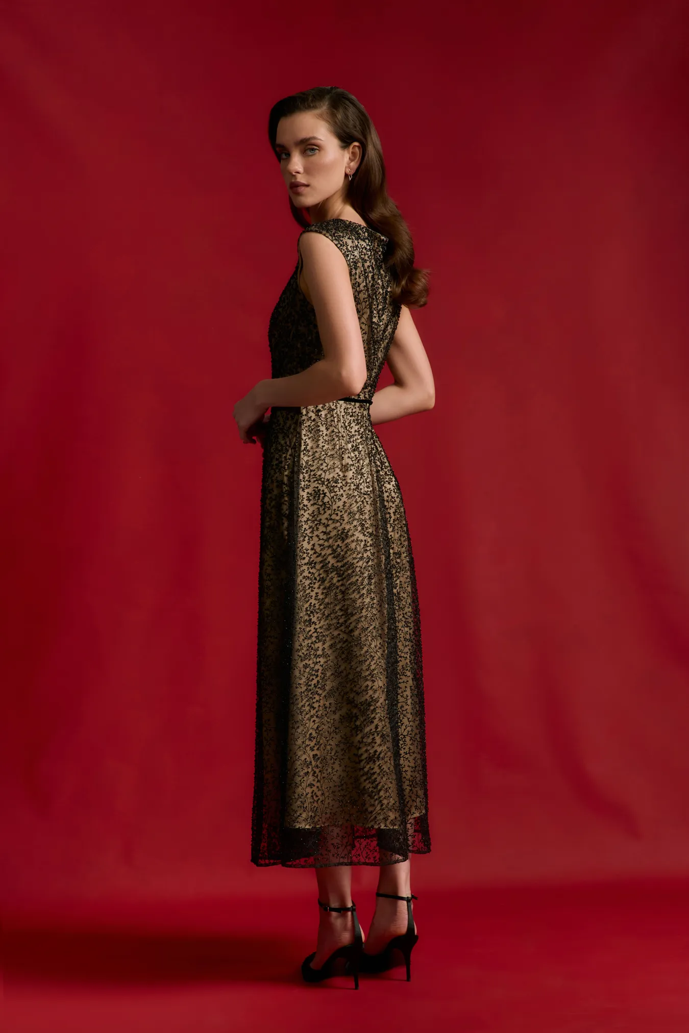 Платье миди с вышивкой