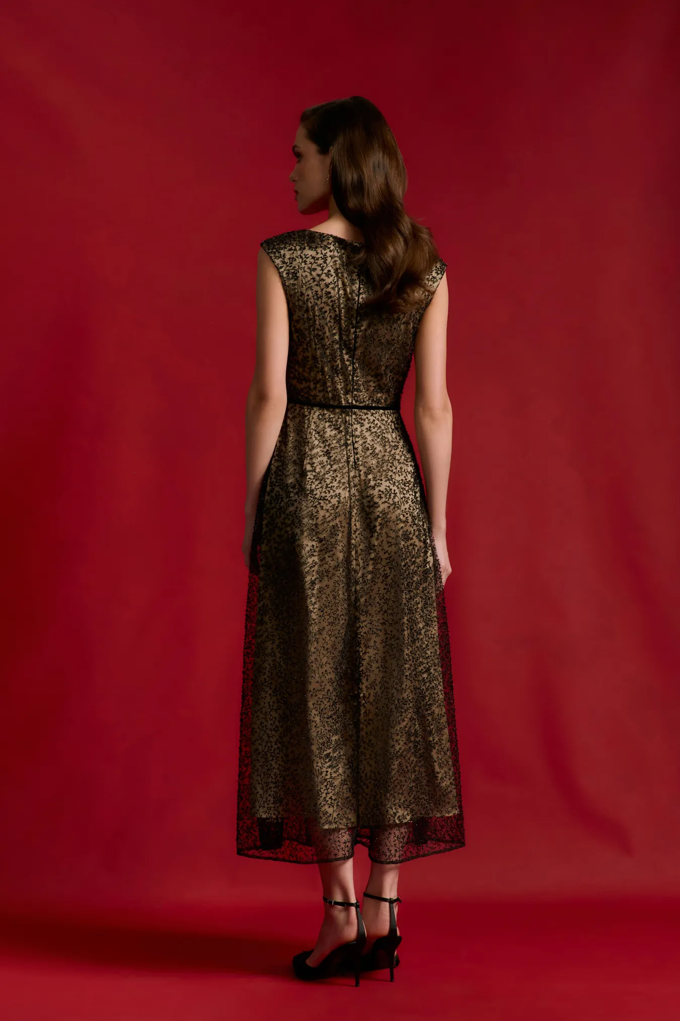 Платье миди с вышивкой