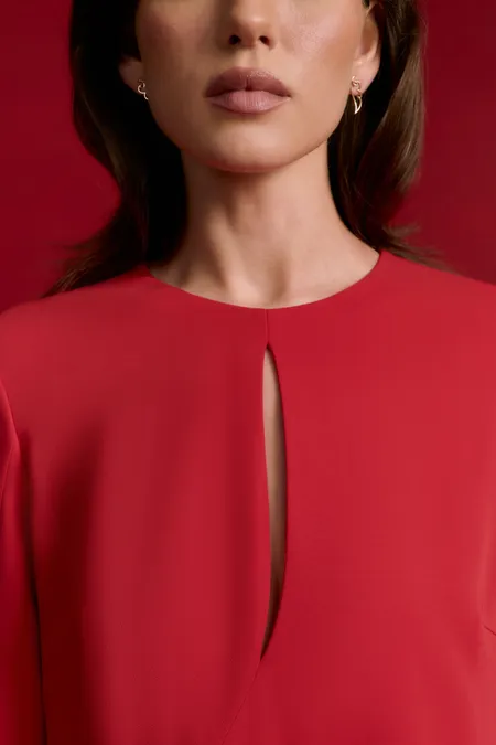 Платье-макси с вырезом