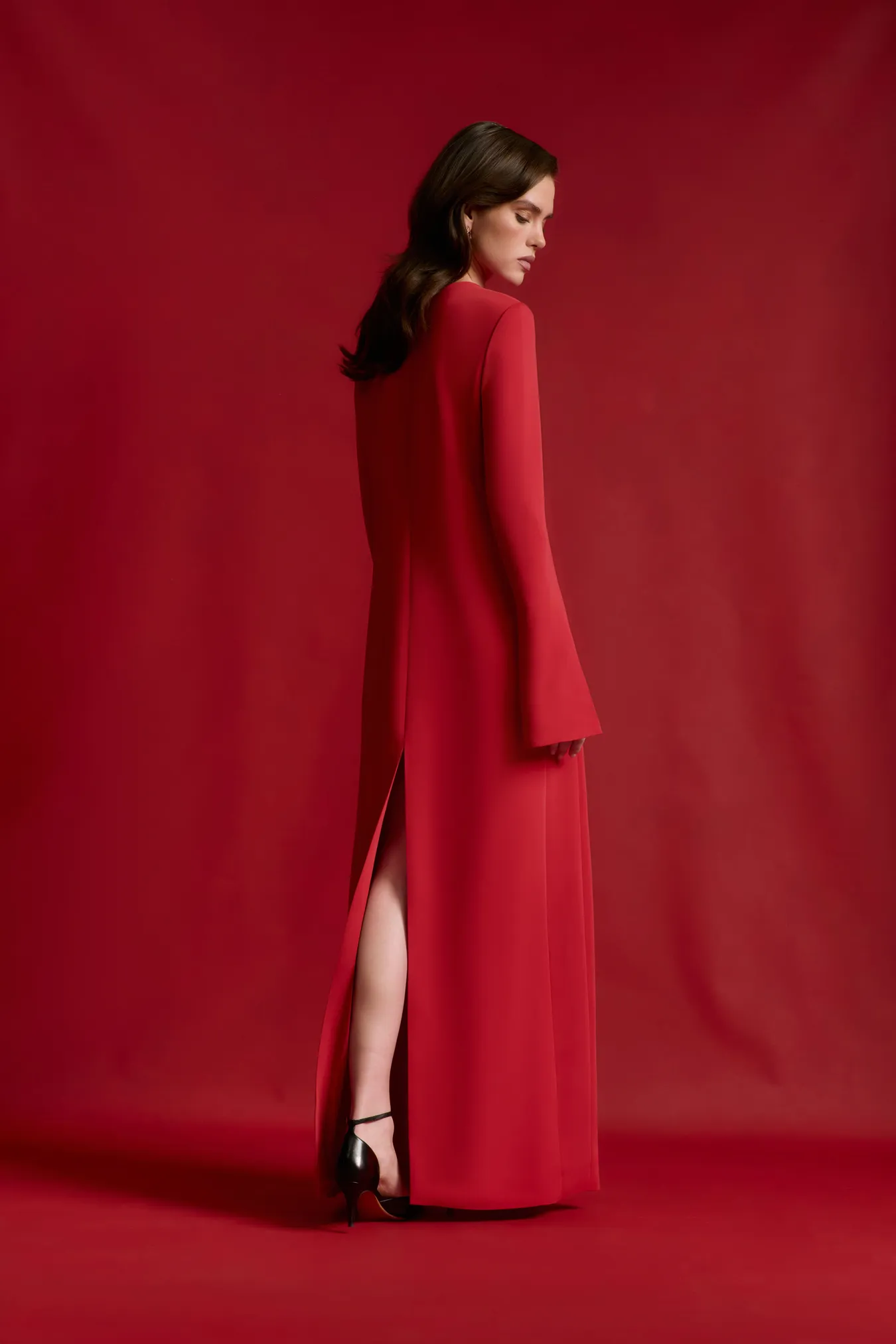 Платье-макси с вырезом