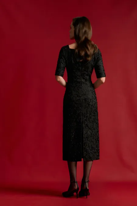 Платье с вышивкой