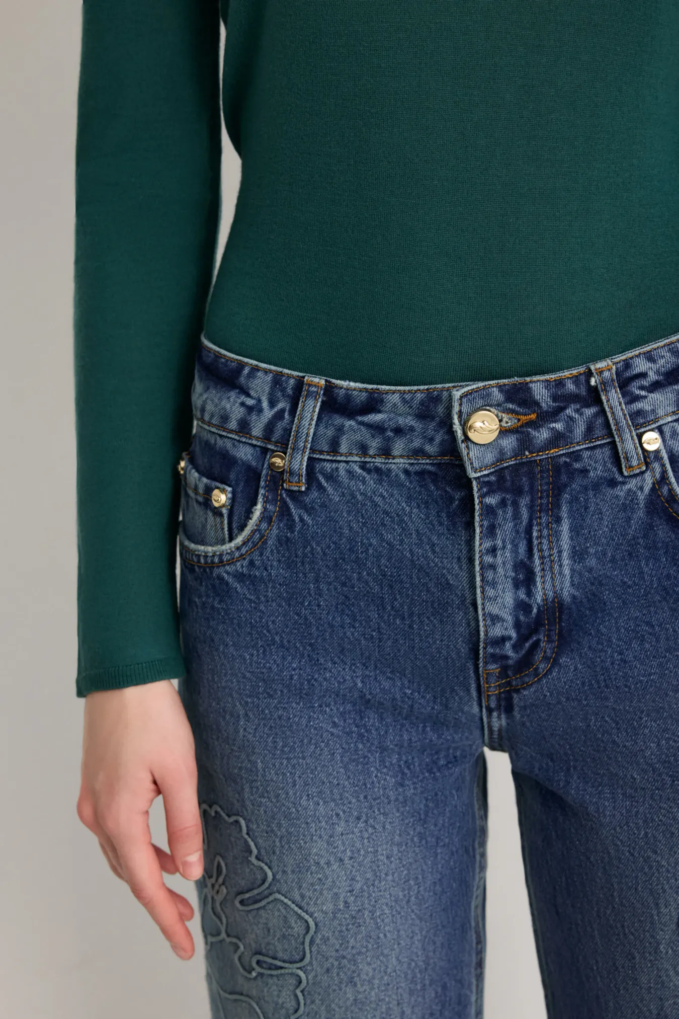 Джинсы с вышивкой