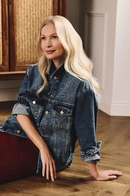 Джинсовая куртка с вышивкой