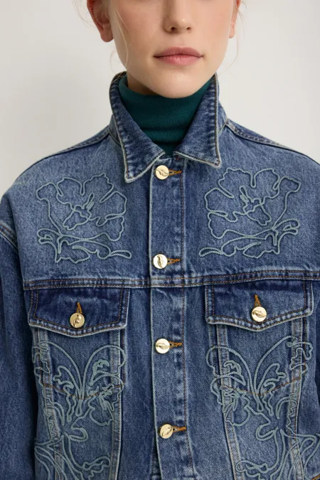 Джинсовая куртка с вышивкой