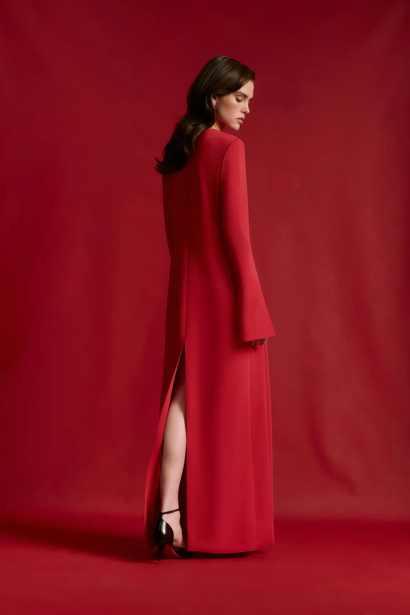 Платье-макси с вырезом