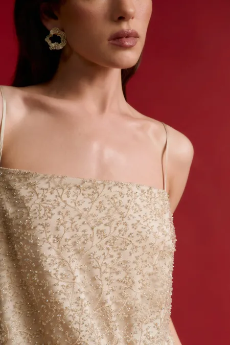 Платье с вышивкой на тонких бретелях