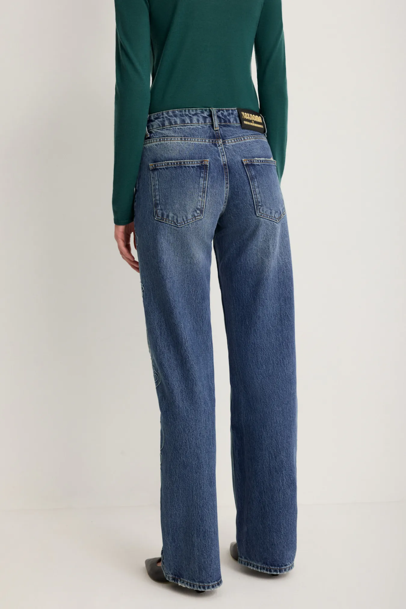 Джинсы с вышивкой