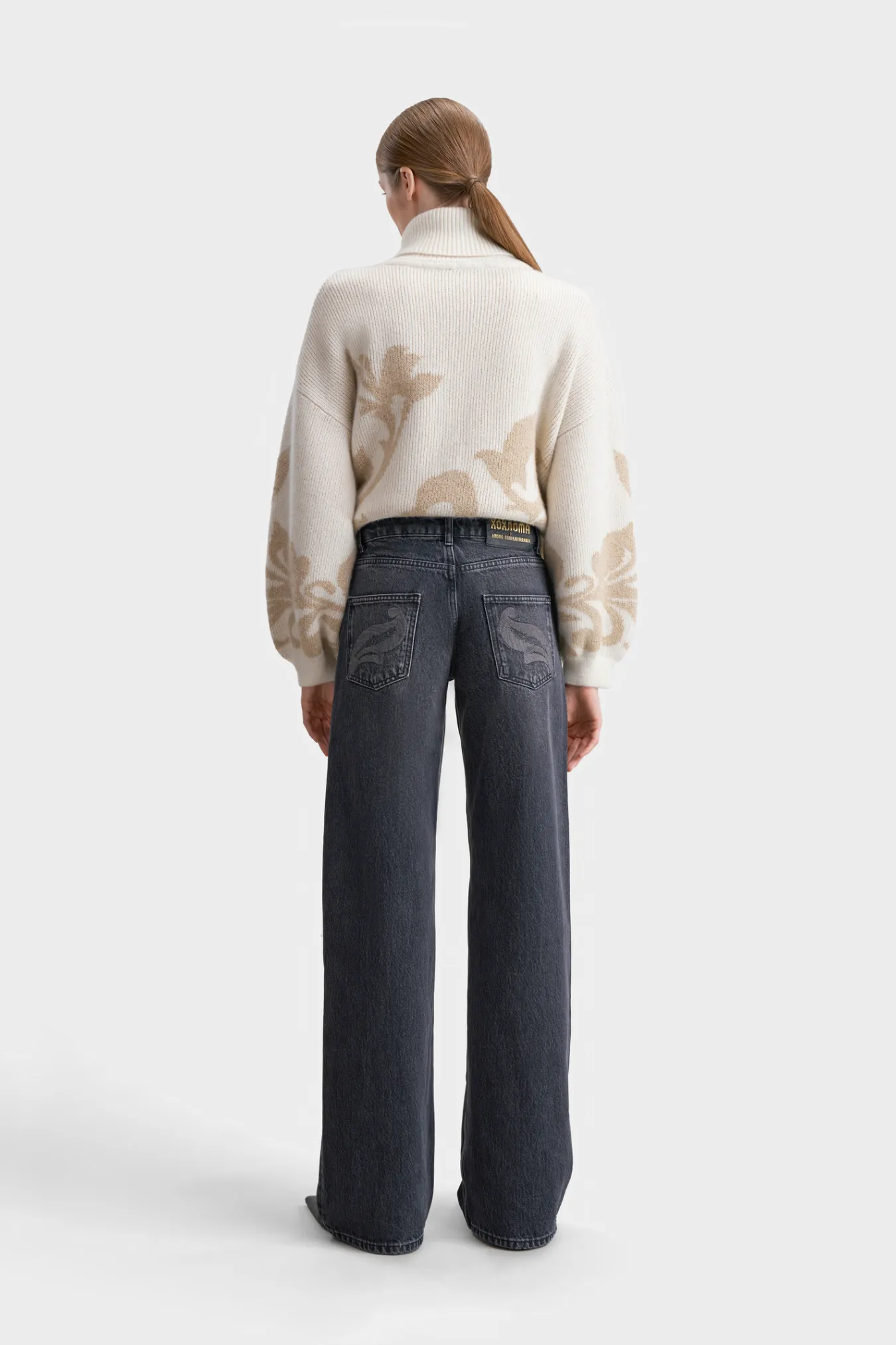 Джинсы с вышивкой