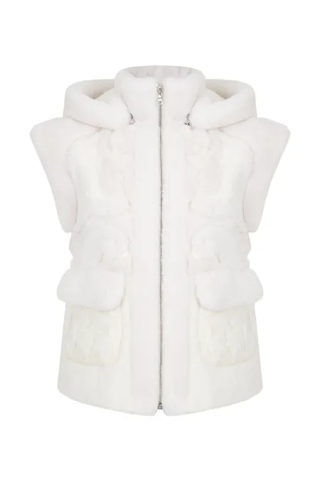 Жилет из замши с отделкой из натурального меха