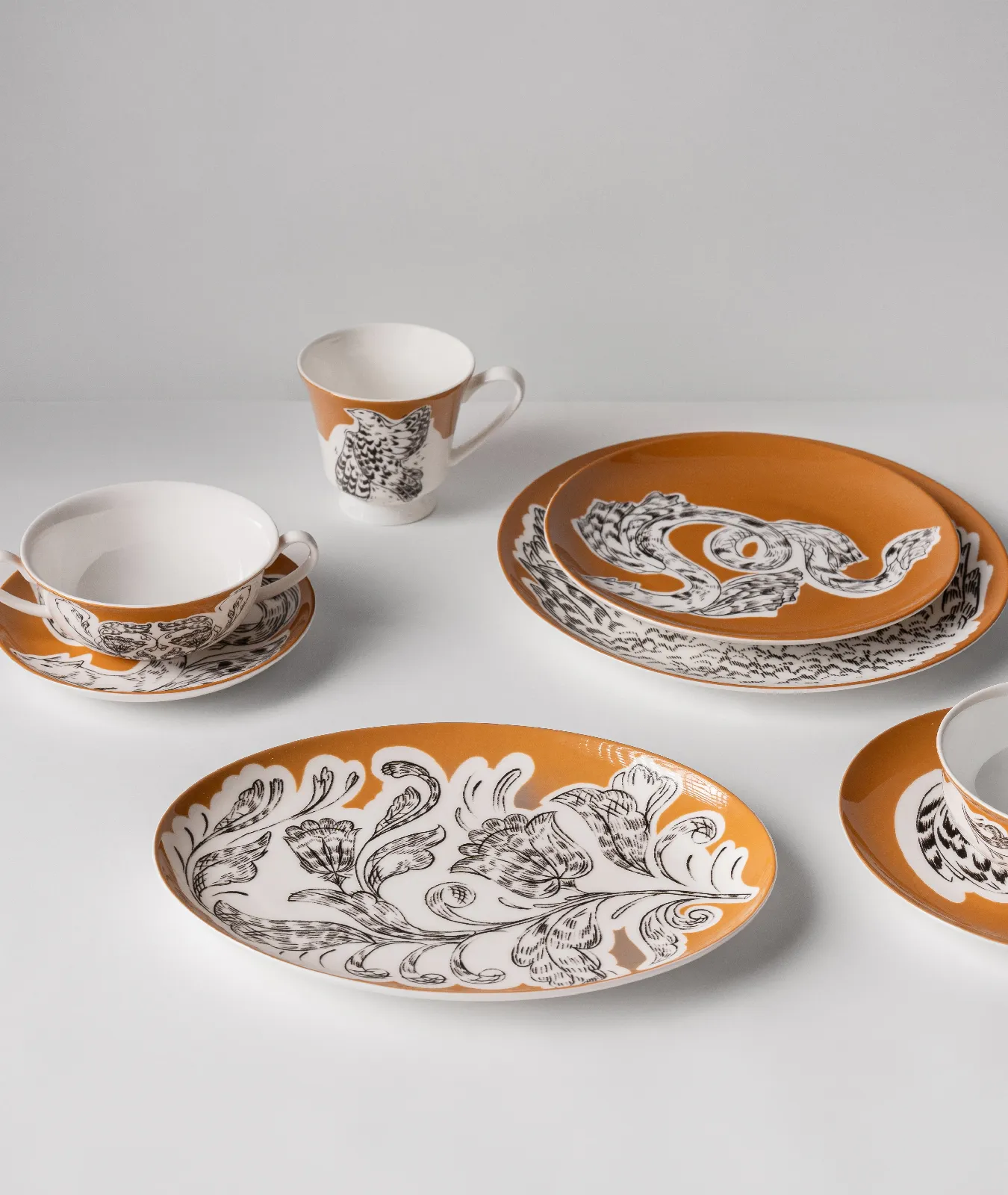 Тарелка обеденная, коллекция «Перья на золоте»