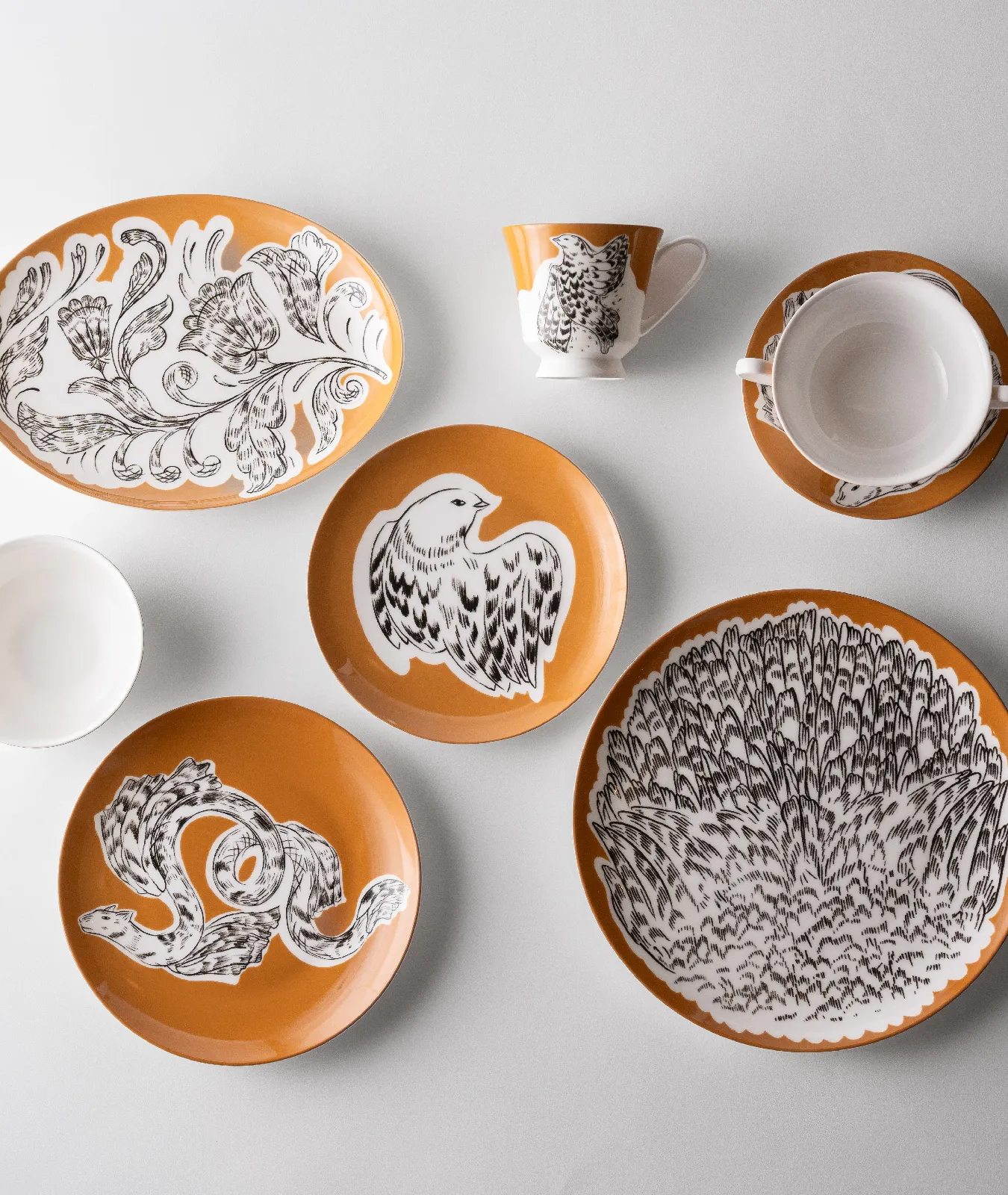 Тарелка обеденная, коллекция «Перья на золоте»