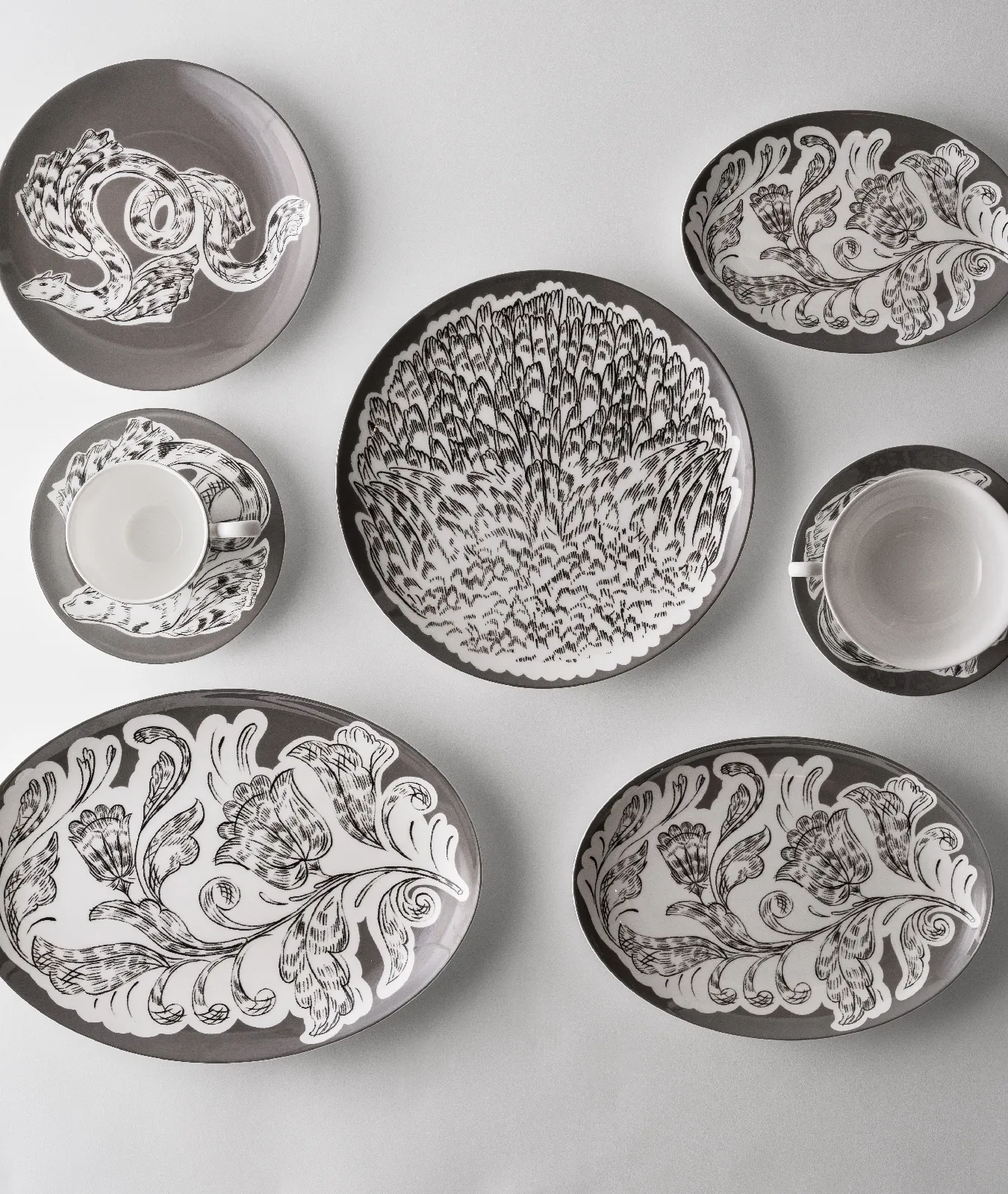 Блюдо овальное, коллекция «Перья на черном»