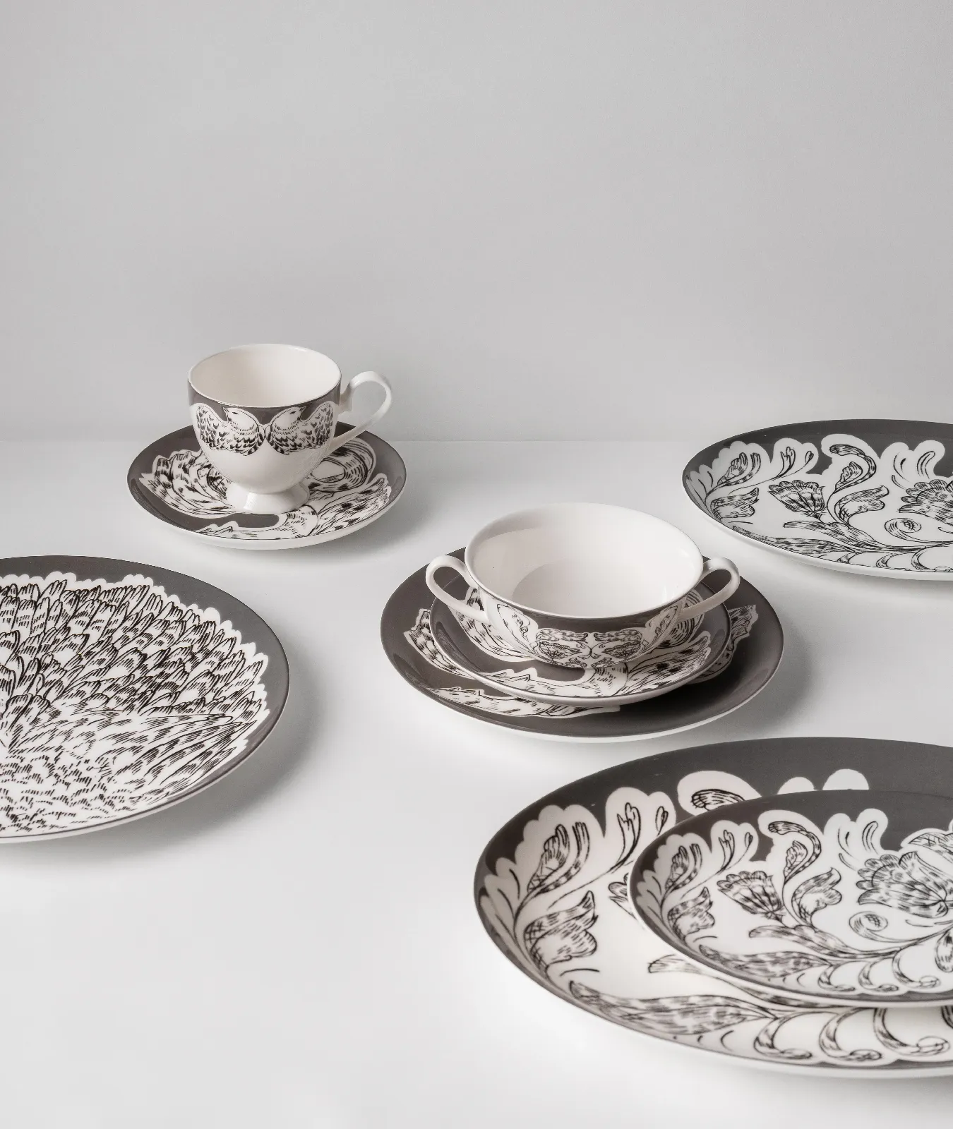 Блюдо овальное, коллекция «Перья на черном»