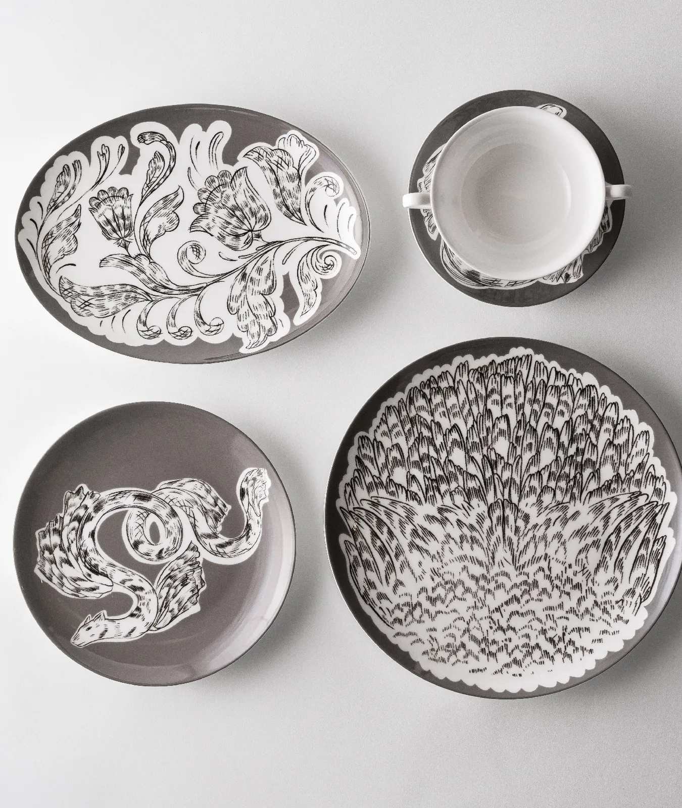 Блюдо овальное, коллекция «Перья на черном»