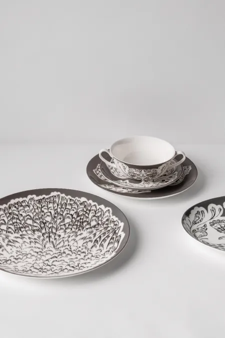 Тарелка обеденная, коллекция «Перья на черном»