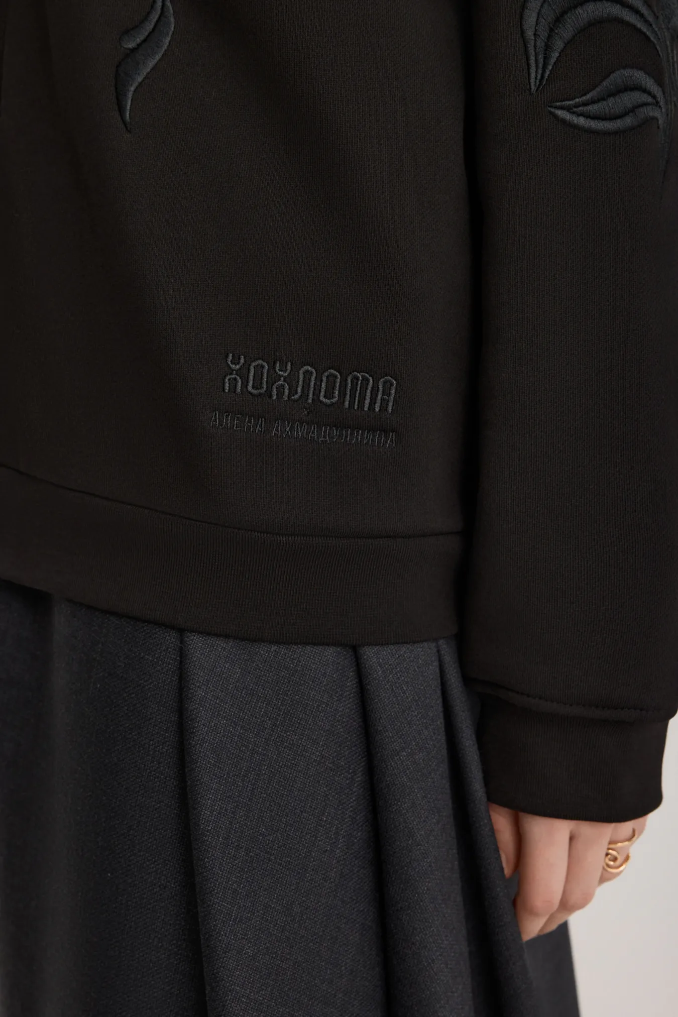 Женское худи на молнии с вышивкой