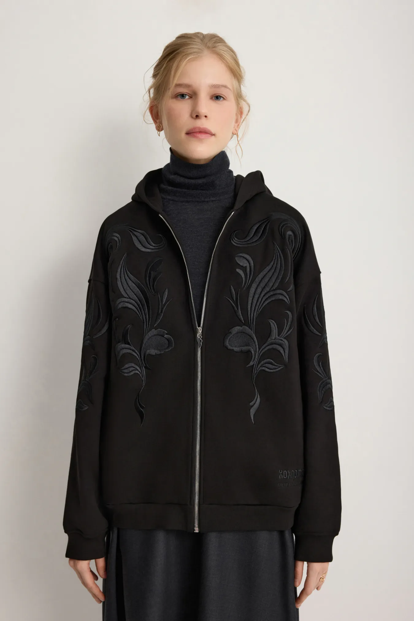 Женское худи на молнии с вышивкой