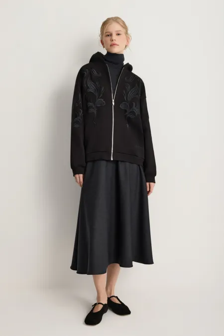 Женское худи на молнии с вышивкой