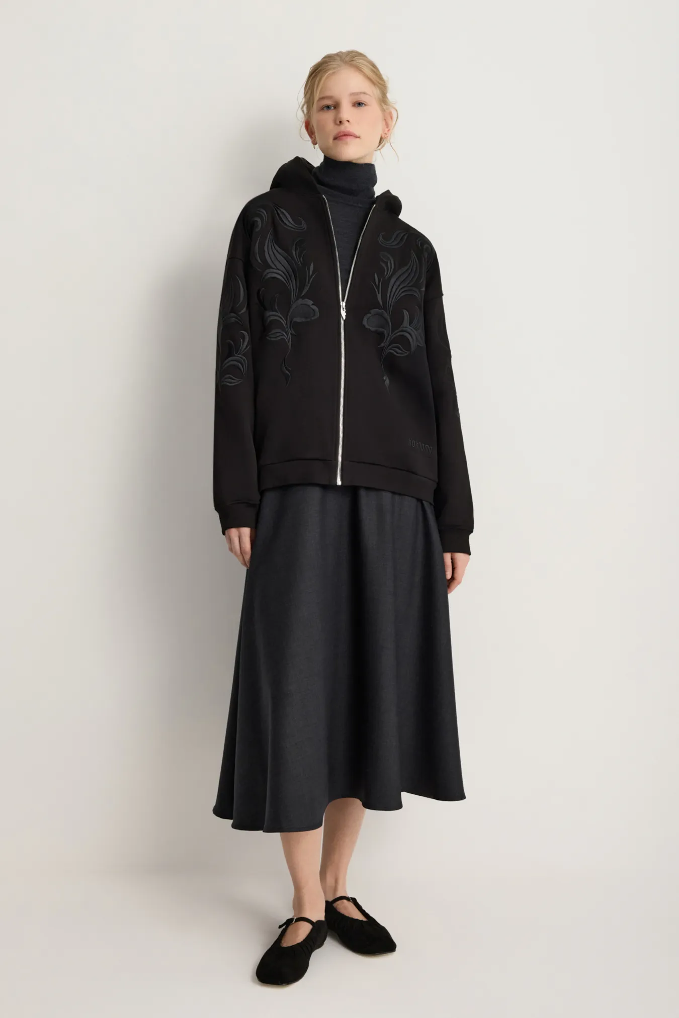 Женское худи на молнии с вышивкой